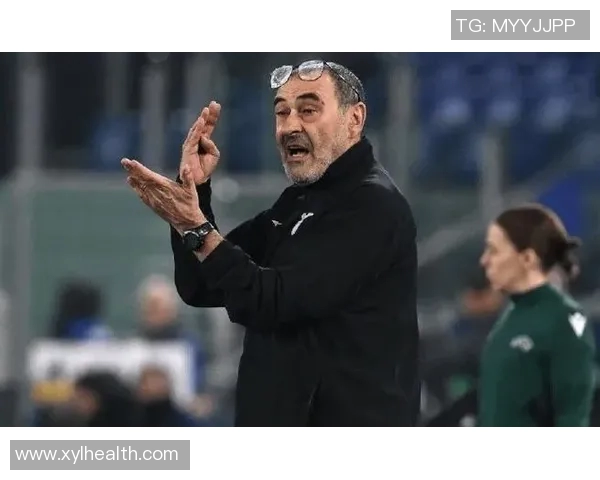 足球明星黑大衣时尚搭配全景展示让你领略潮流风范 足球明星黑大衣时尚搭配全景展示让你领略潮流风范