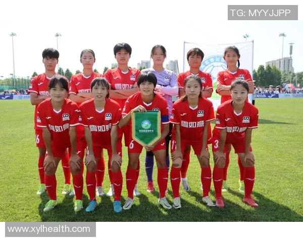 阳光下的足球明星展现迷人笑容的瞬间与激情